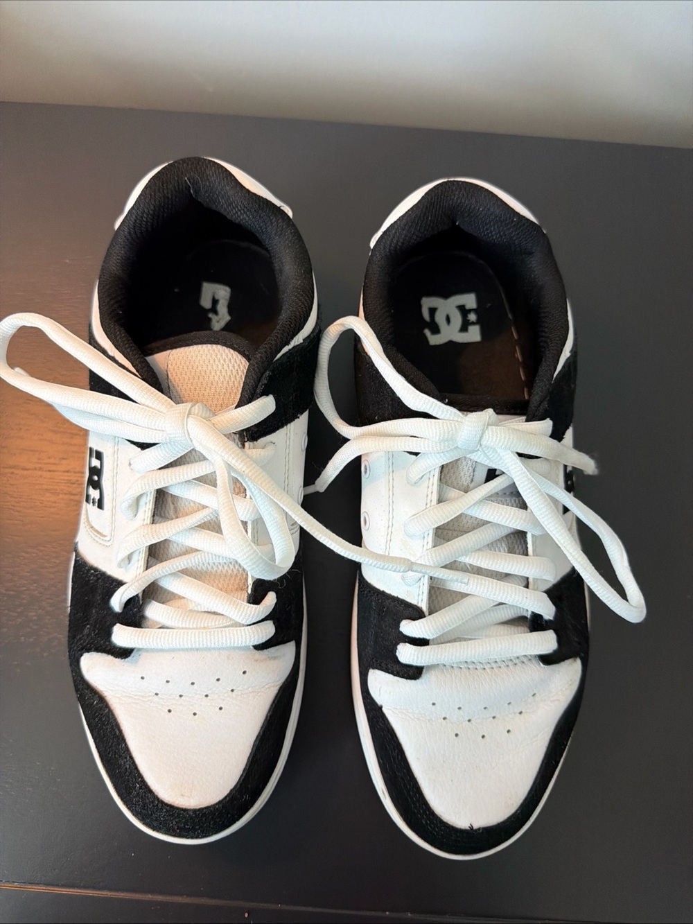 DC mens Black & White Low-Top Skate Shoes - Picture 3 of 8